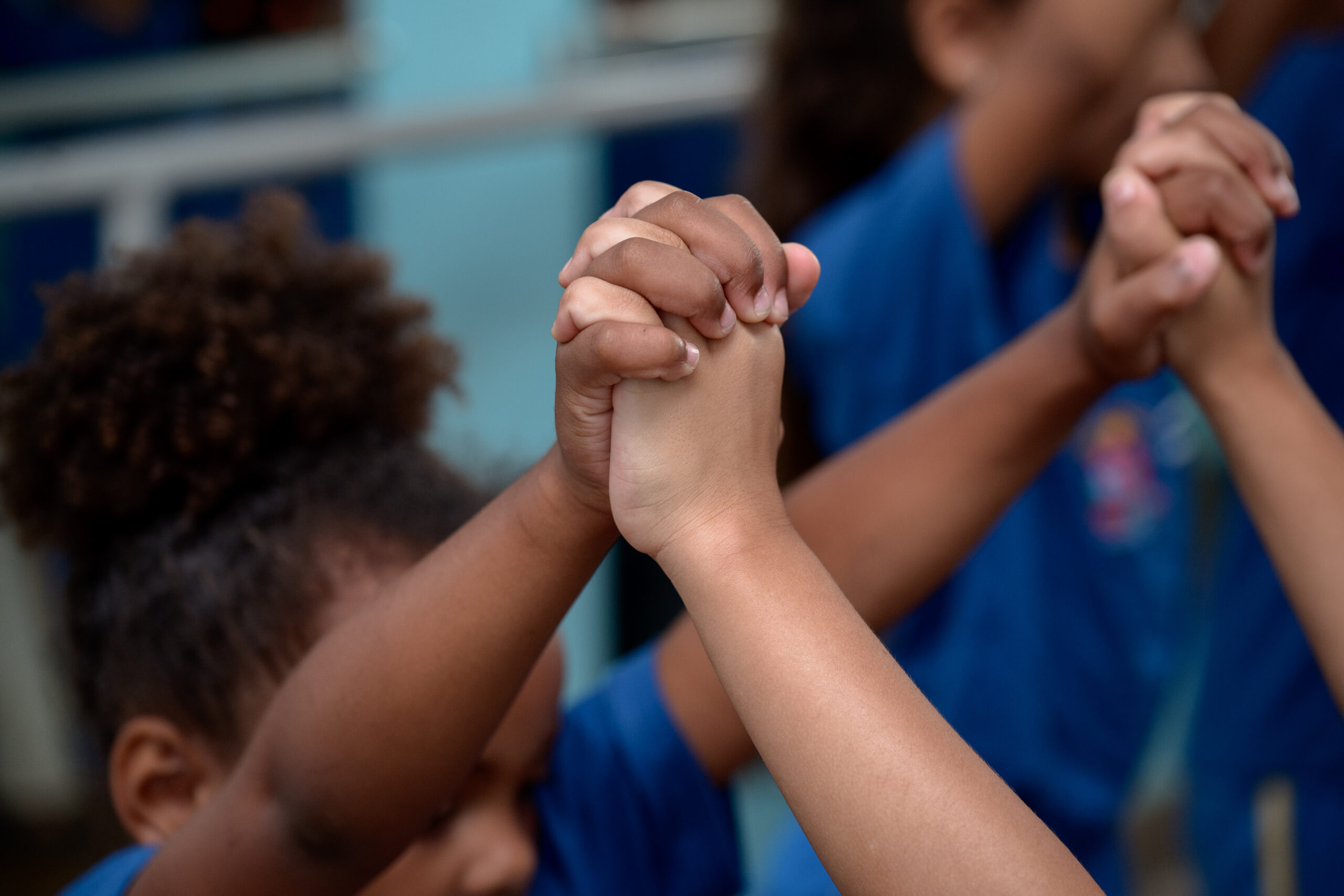 crianças dando as mãos