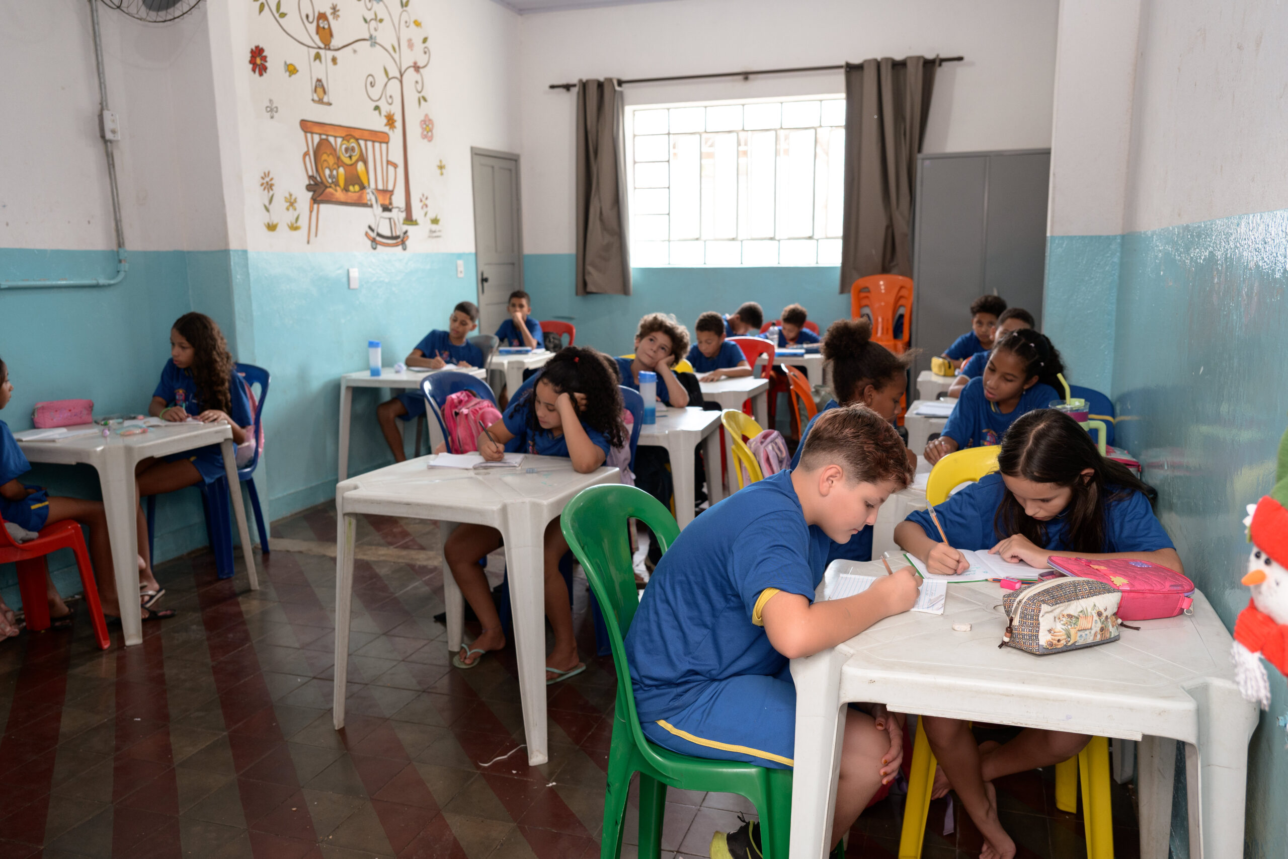 crianças em sala de aula