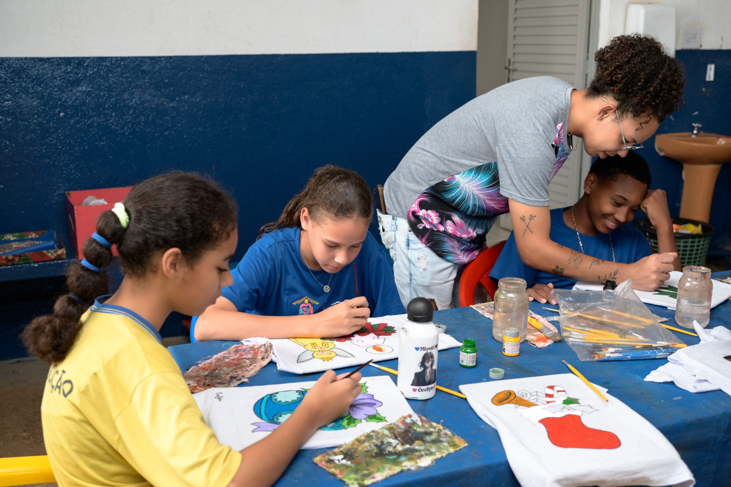 crianças aula de artesanato