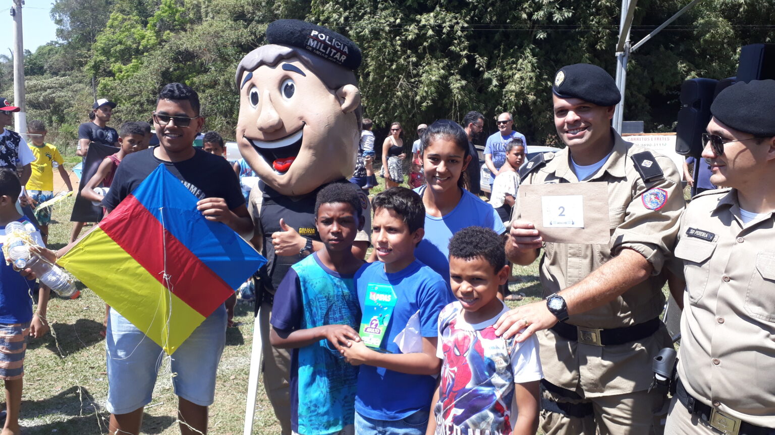 competição de pipa com a polícia